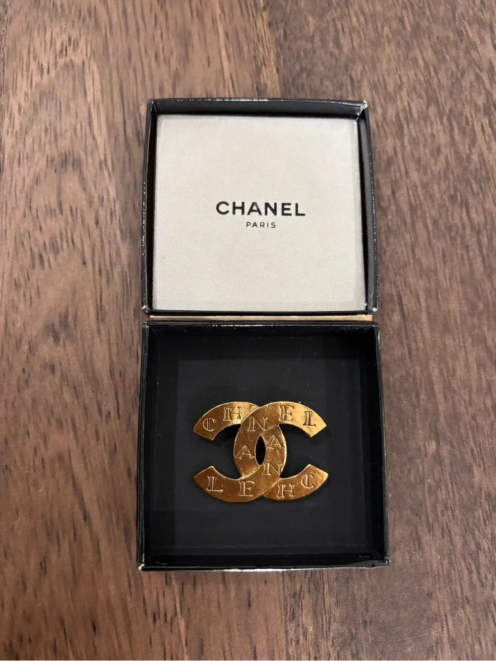 Authentic CHANEL RARE metal gold tone 1999 pin brooch